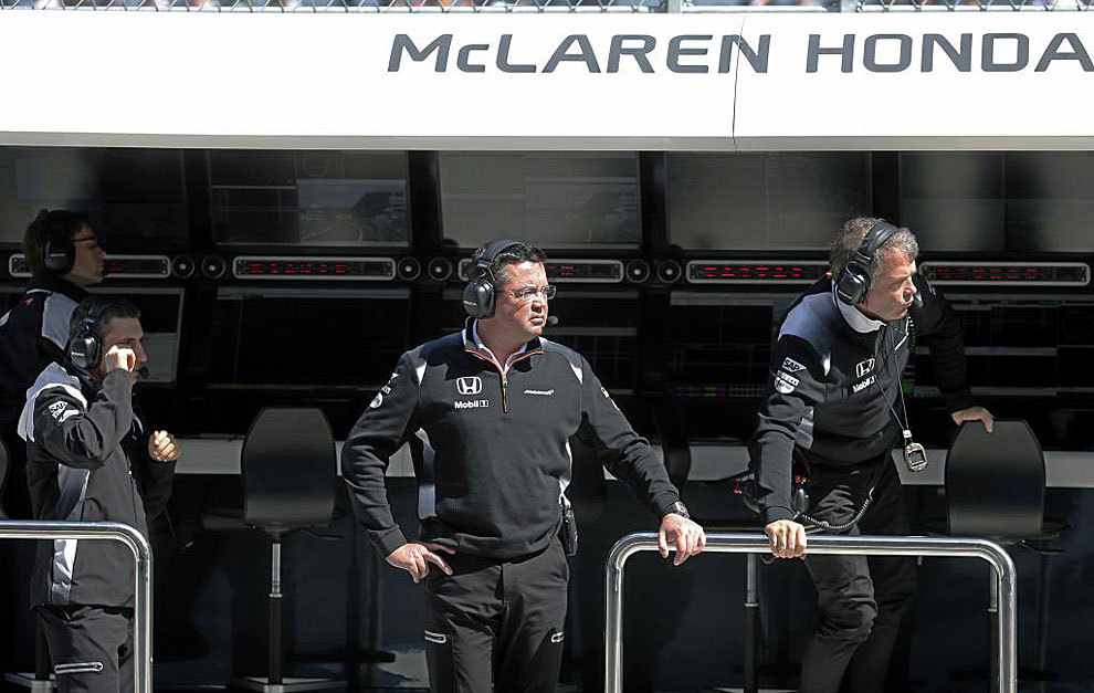 Eric Boullier, en el &apos;muro&apos; de McLaren en el Circuito de Sochi.