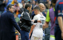 Lucas se retira lesionado mientras es consolado por Zidane