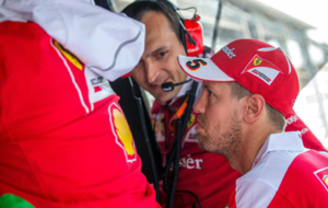 Vettel observa desde el pit lane la carrera tras su abandono en el GP...
