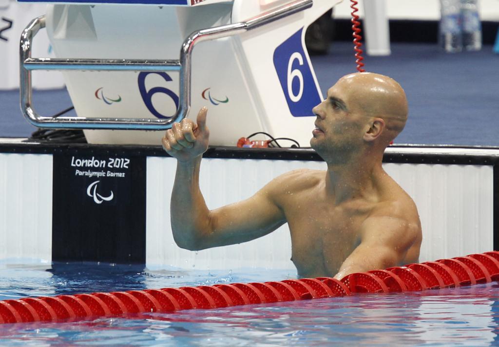 Richard Oribe celebrando en el agua su medalla en los Juegos de...