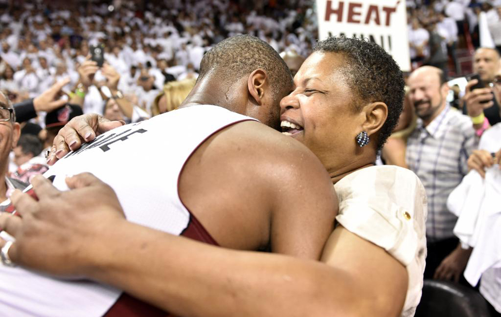 Dwyane Wade abrazando a su madre tras ganar a Toronto