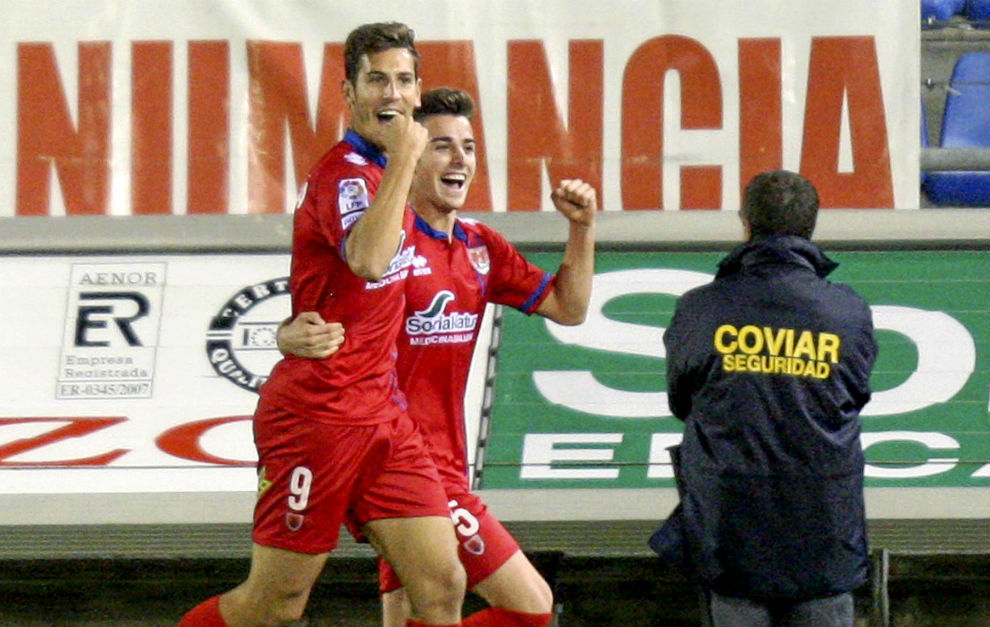 lex Alegra, celebrando un gol con el Numancia