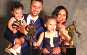 Stephen Curry y su familia celebrando el doble MVP