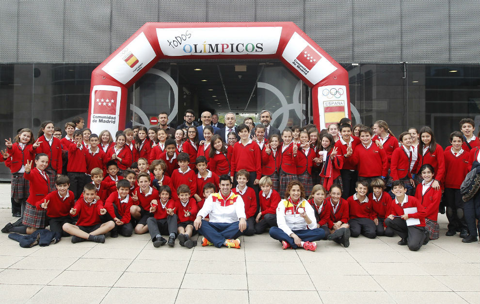 Alumnos del Colegio Logos de Madrid posan en la sede del COE.