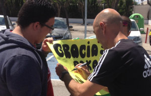 Pako Ayestarn (53) firma la pancarta de unos aficionados en Paterna.
