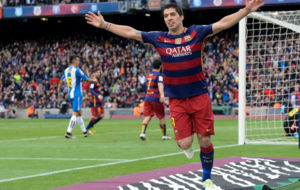 Luis Surez celebra un gol en el derbi del Camp Nou.
