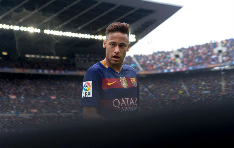 Neymar, en una accin en el derbi del Camp Nou.