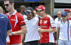Alonso y Vettel charlan en el paddock del GP de Brasil de 2015