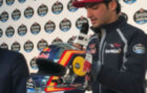 Carlos Sainz muestra el casco que usar en el GP de Espaa, durante...