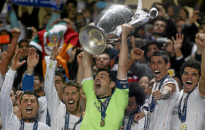 Casillas levanta el trofeo de la Champions League en Lisboa.
