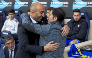 Marcelino y Abelardo se abrazan en el Villarreal-Sporting.