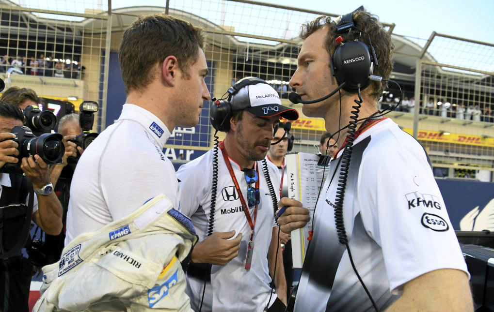 Alonso charla con Vandoorne momentos antes de la carrera del GP...