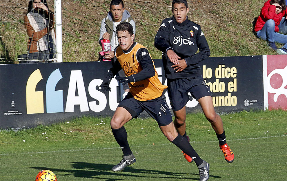 Bernardo observa el baln durante un entrenamiento del Sporting.
