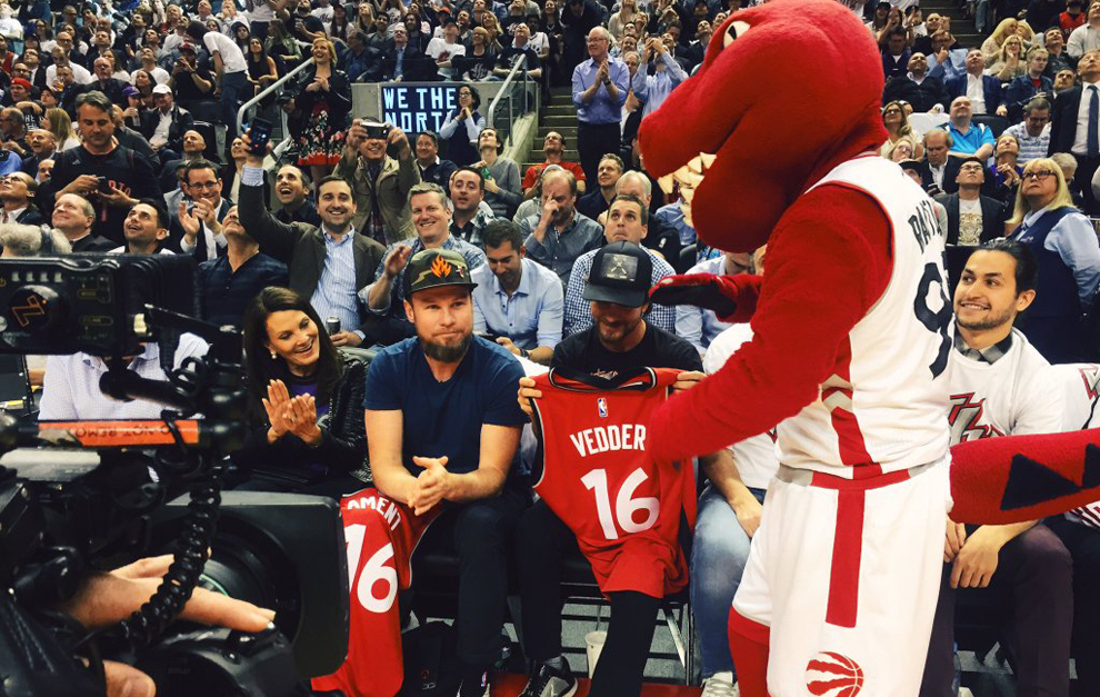 Eddie Vedder, de Pearl Jam, estuvo en Toronto viendo el Raptors vs....
