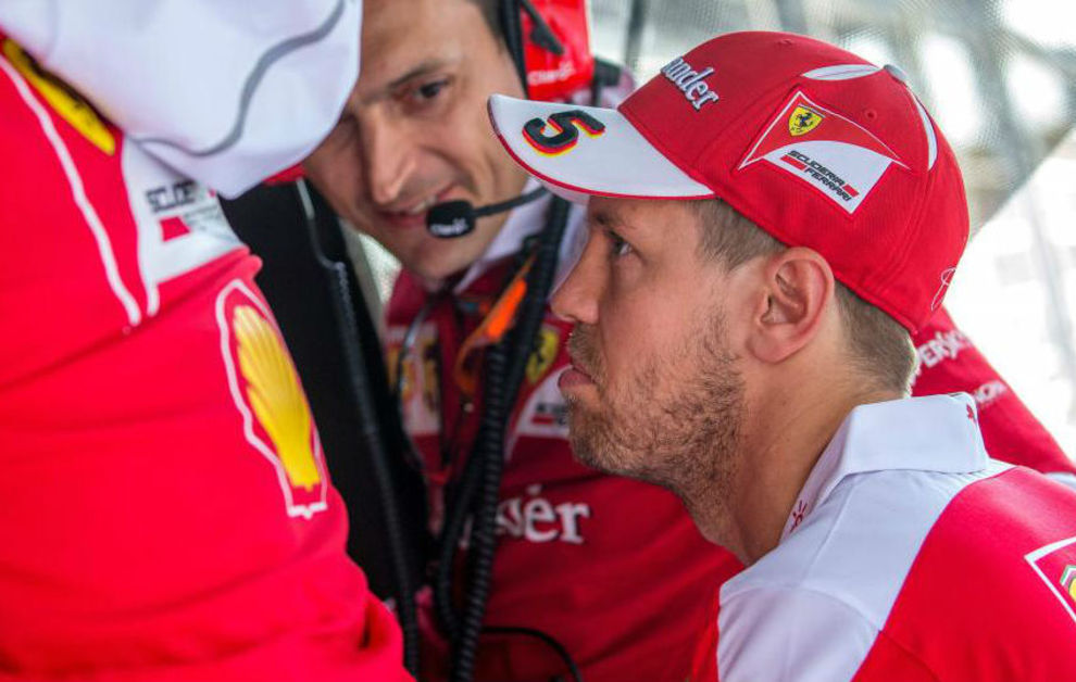 Vettel habla con sus ingenieros tras el abandono en el GP de Rusia.