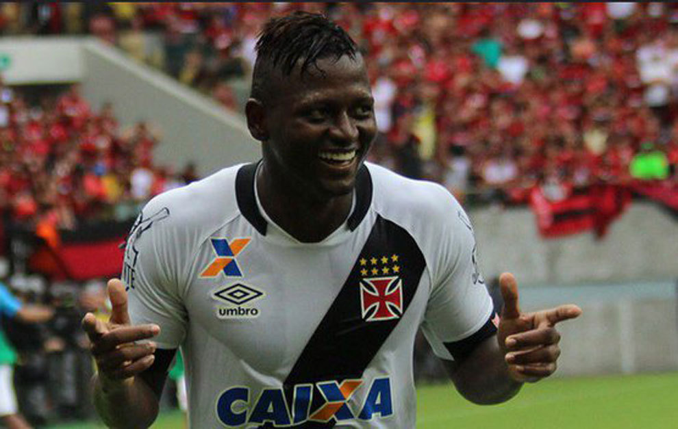 Riascos celebra un gol con Vasco.