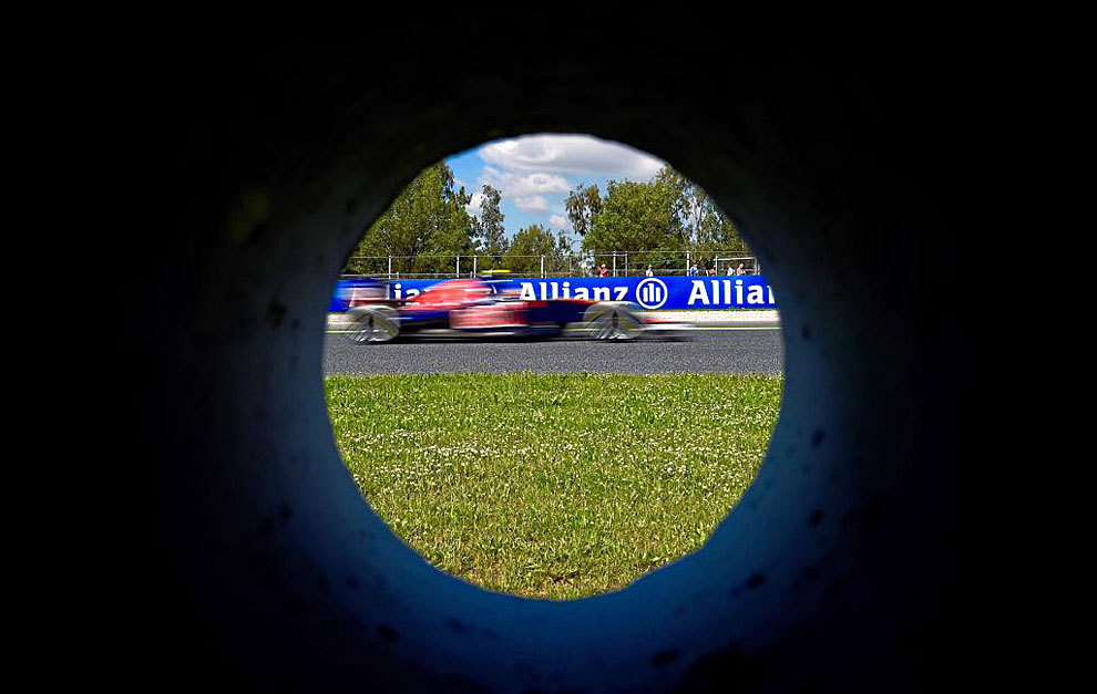 El Toro Rosso de Carlos Sainz visto a travs de un neumtico de las...