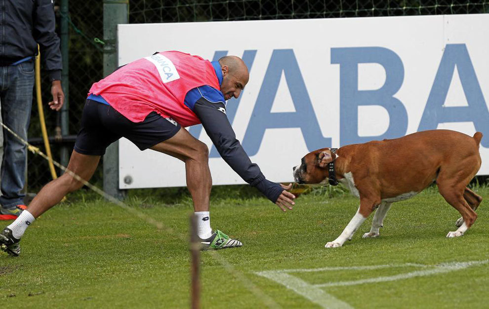 Manuel Pablo juega con su perro en el entrenamiento del Deportivo del...