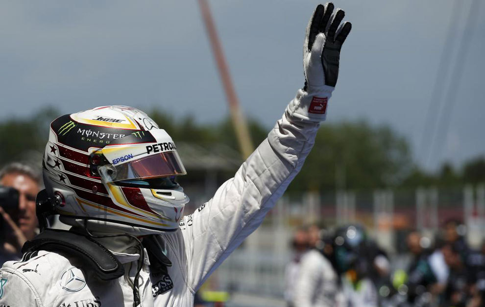 Lewis Hamilton celebra la pole conseguida en Montmel