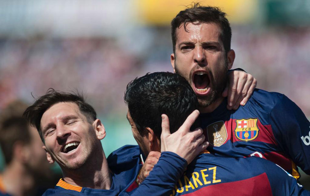 Jordi Alba festeja un gol con Surez y Messi.
