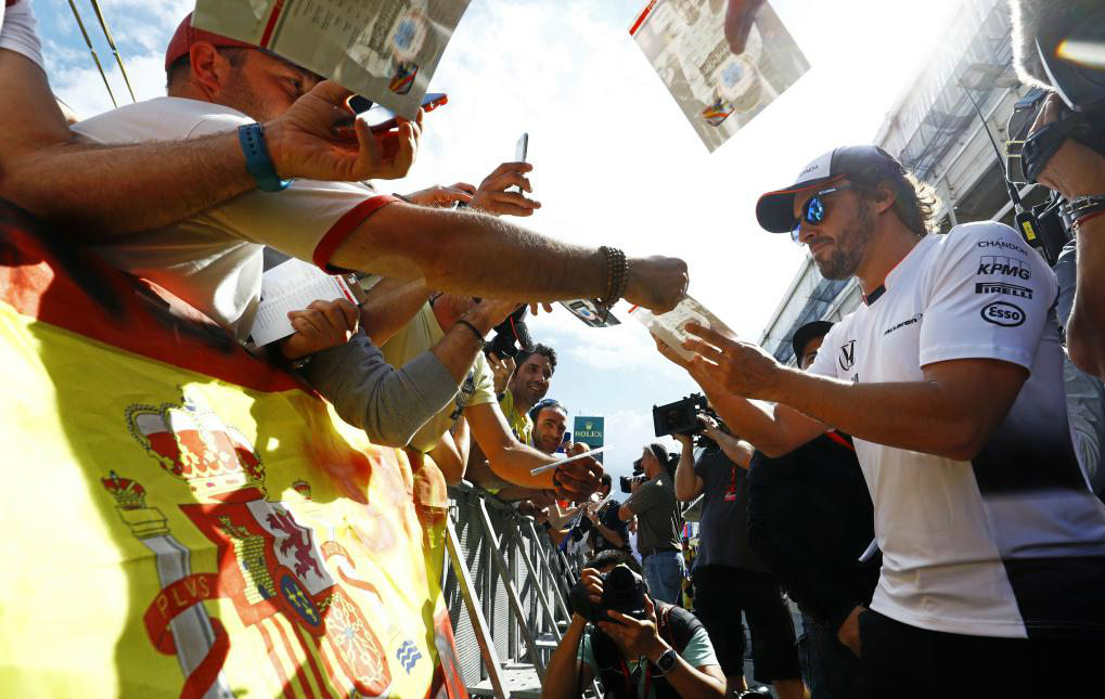Fernando Alonso firma autgrafos a los fans en el Circuito de...