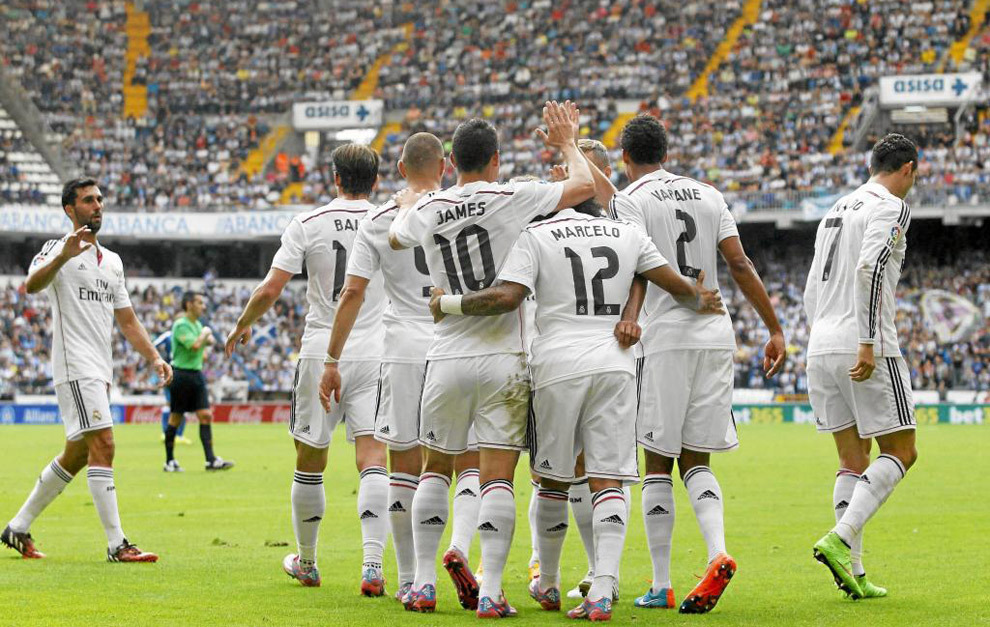 Los jugadores del Real Madrid celebran uno de los goles  ante el...