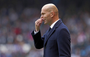Zidane observa el partido durante el Deportivo- Madrid de ayer