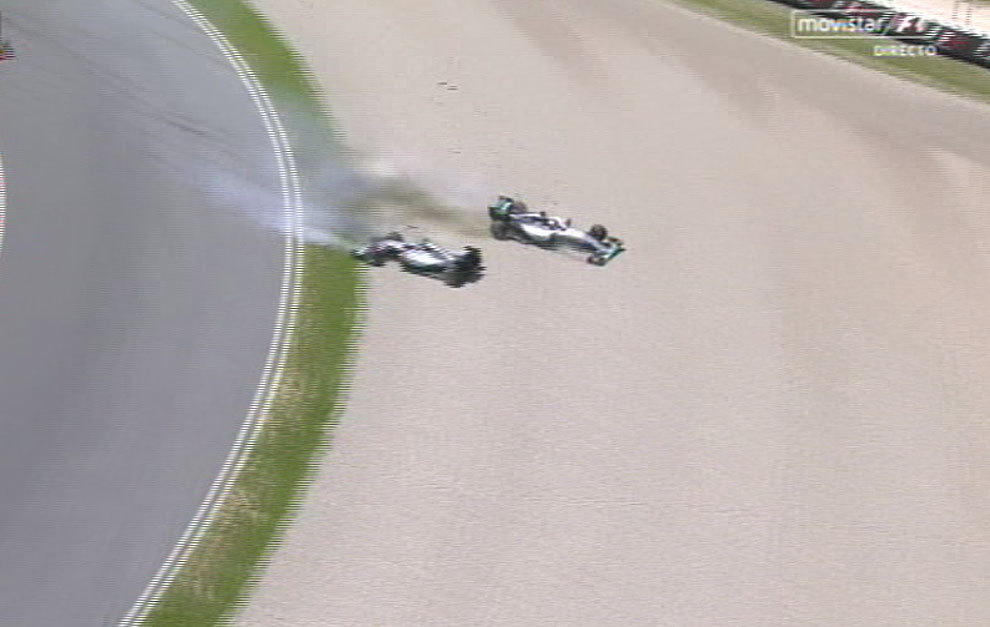 Los dos Mercedes, fuera de carrera en la primera curva
