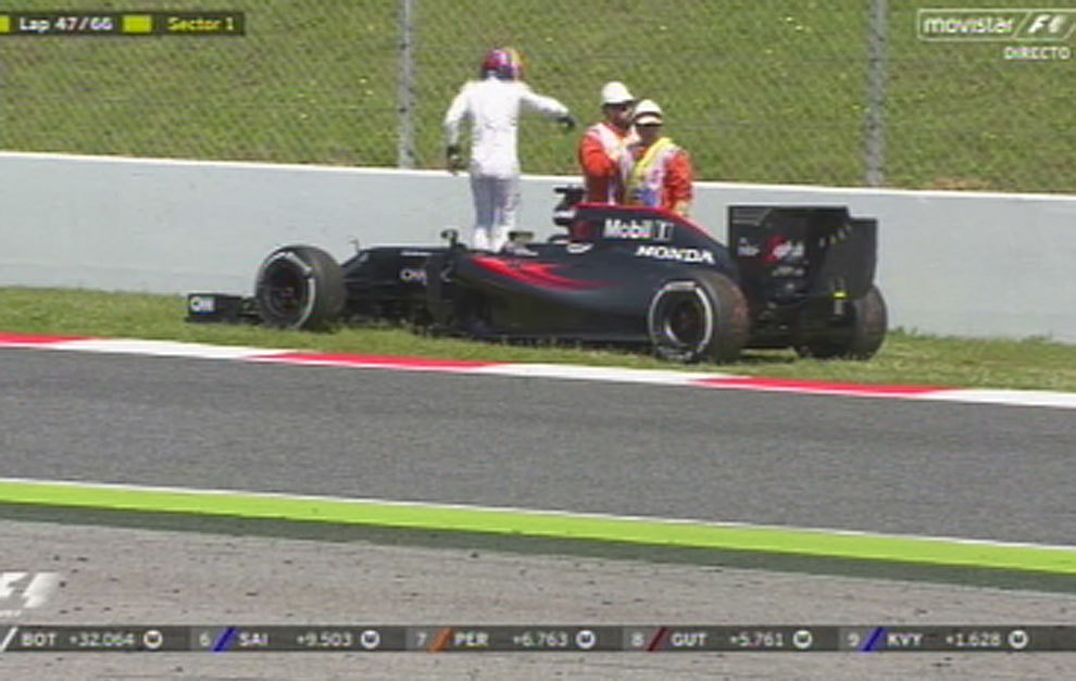 Alonso se baja del McLaren tras abandonar