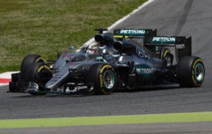 Hamilton y Rosberg, momentos antes del chcoque en Montmel
