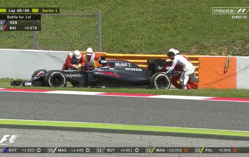 Alonso ayudando a retirar su Frmula 1 de la pista.