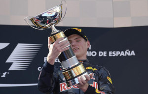 Verstappen mira el trofeo de ganador en el podio de Montmel