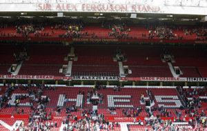 Aficionados se marchan de las gradas de la &quot;Sir Alex Ferguson Stand&quot;...