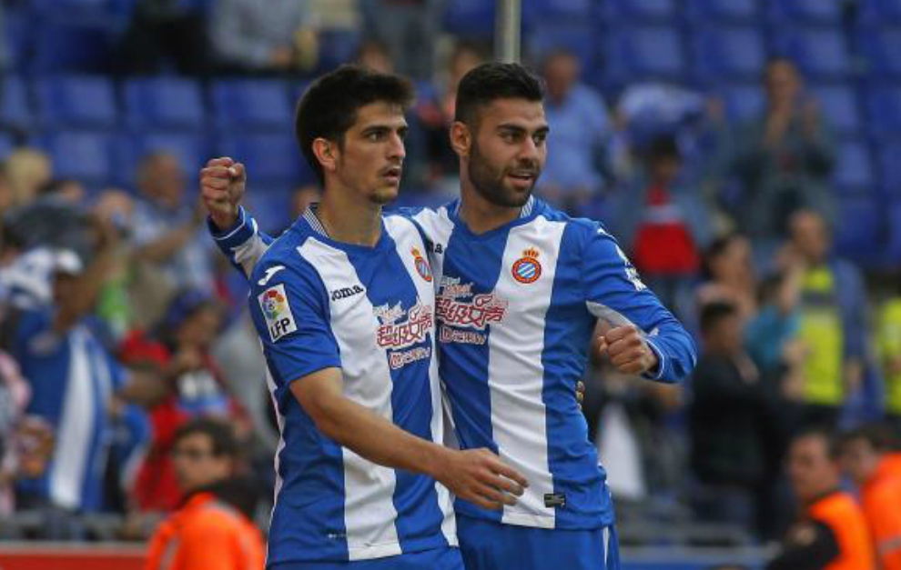 Gerard Moreno celebra uno de sus goles junto a Duarte.