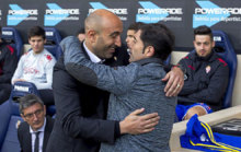 Marcelino abraza a Abelardo en el partido de la primera vuelta en El...