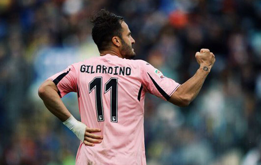 Gilardino celebra un gol.