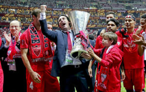 Unai Emery, con la copa de la Europa League que le gan el Sevilla al...