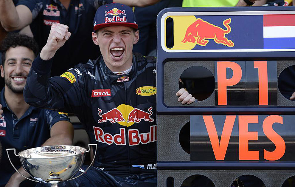 Max Verstappen (18) exultante de alegra con su gente de Red Bull.