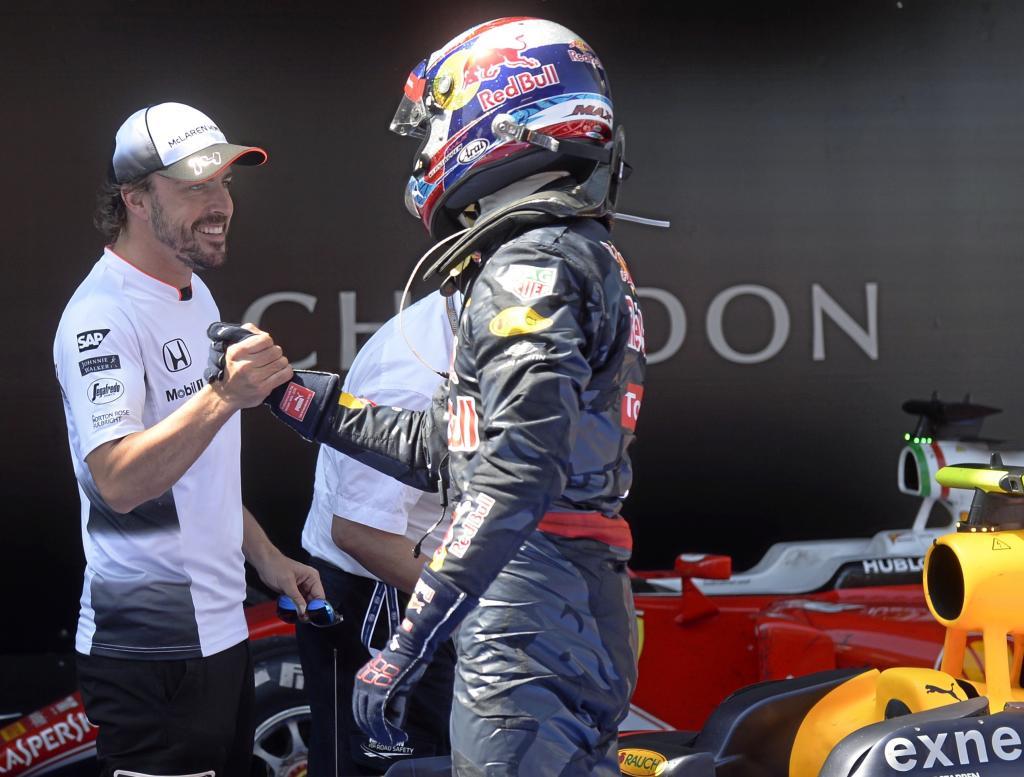 Fernando Alonso (34) felicita al joven holands al bajarse del coche