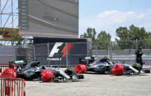 Los Mercedes de Rosberg y Hamilton tras su abandono en el GP Espaa...