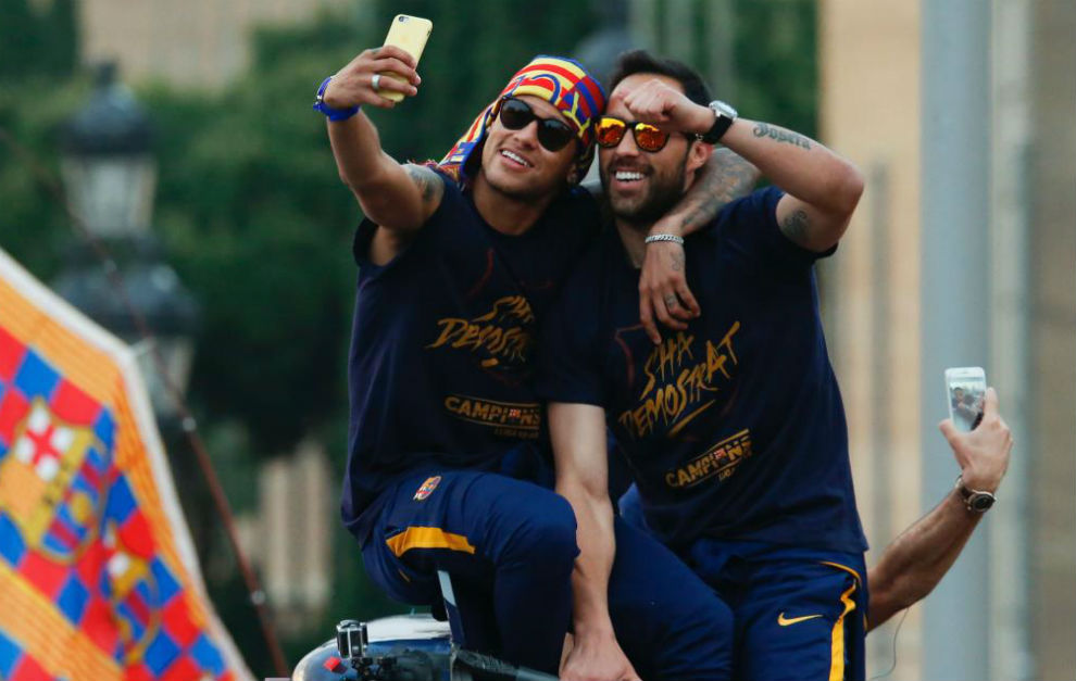 Neymar y Claudio Bravo se hacen un &apos;selfie&apos; durante la ra con la que...