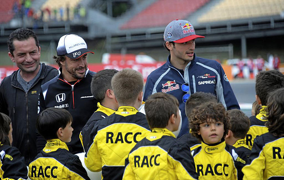 Alonso y Sainz, con los nios participantes en el Open RACC de...