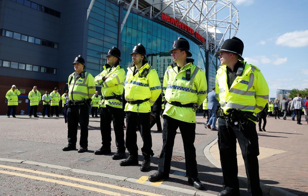 Los aledaos de Old Trafford llenos de polica.