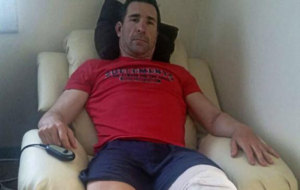 Jos Antonio Escuredo en el sof de su casa con la pierna en alto...