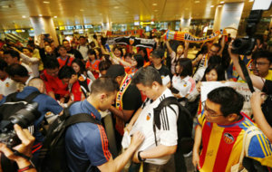 Cientos de aficionados han recibido al Valencia en Singpur