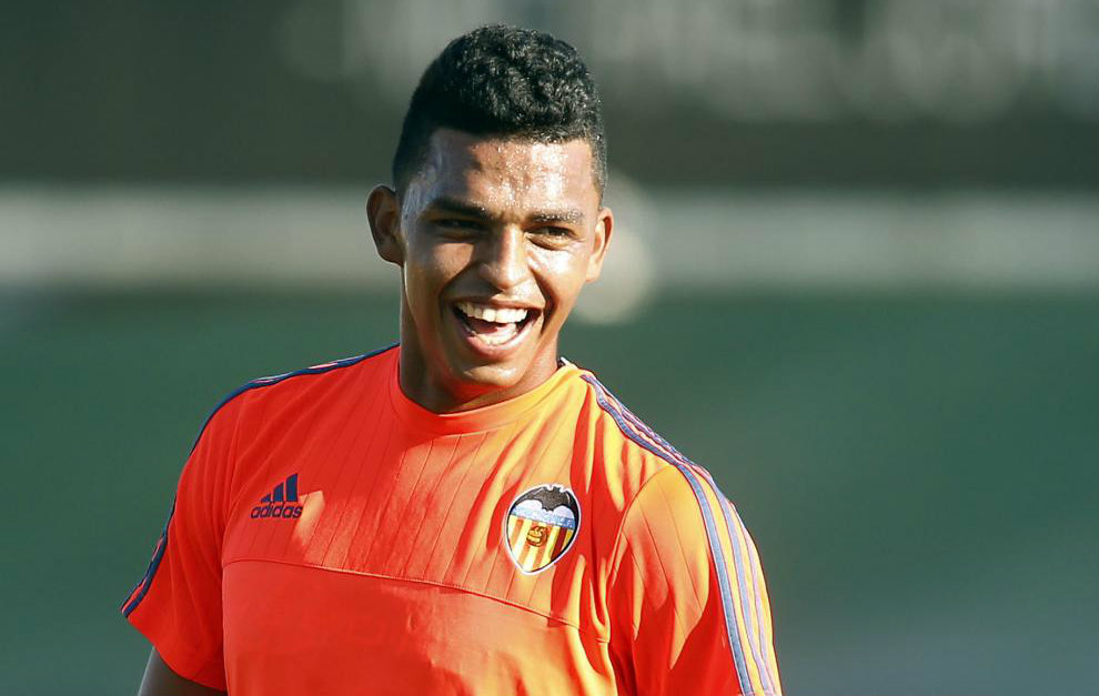 Aderllan Santos sonre en un entrenamiento.