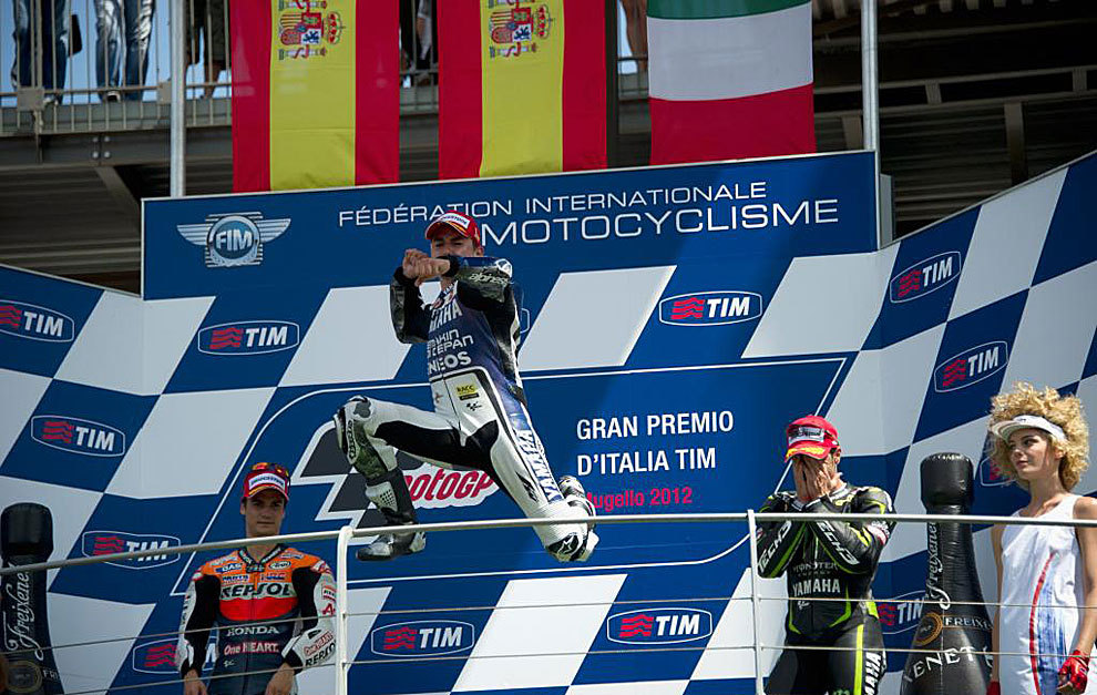 Jorge Lorenzo celebra su triunfo de 2012, con Dani Pedrosa a su...