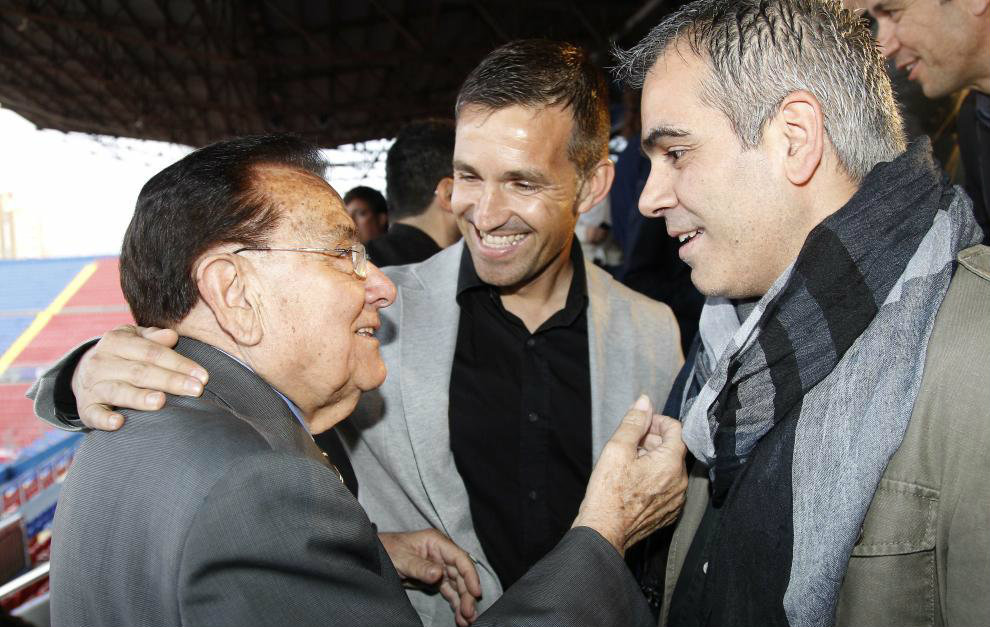 Tito dialoga con el presidente de honor del Levante, Paco Fenollosa.