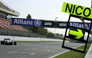 El carteln de Rosberg con el piloto al fondo en los test de...