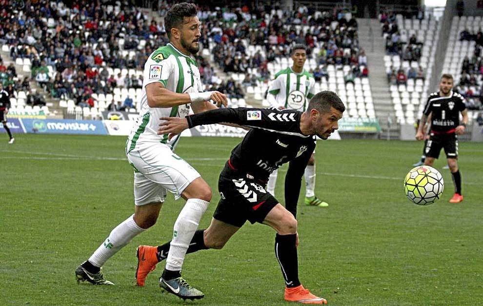 Hctor Rodas presiona a un jugador del Albacete durante el partido...